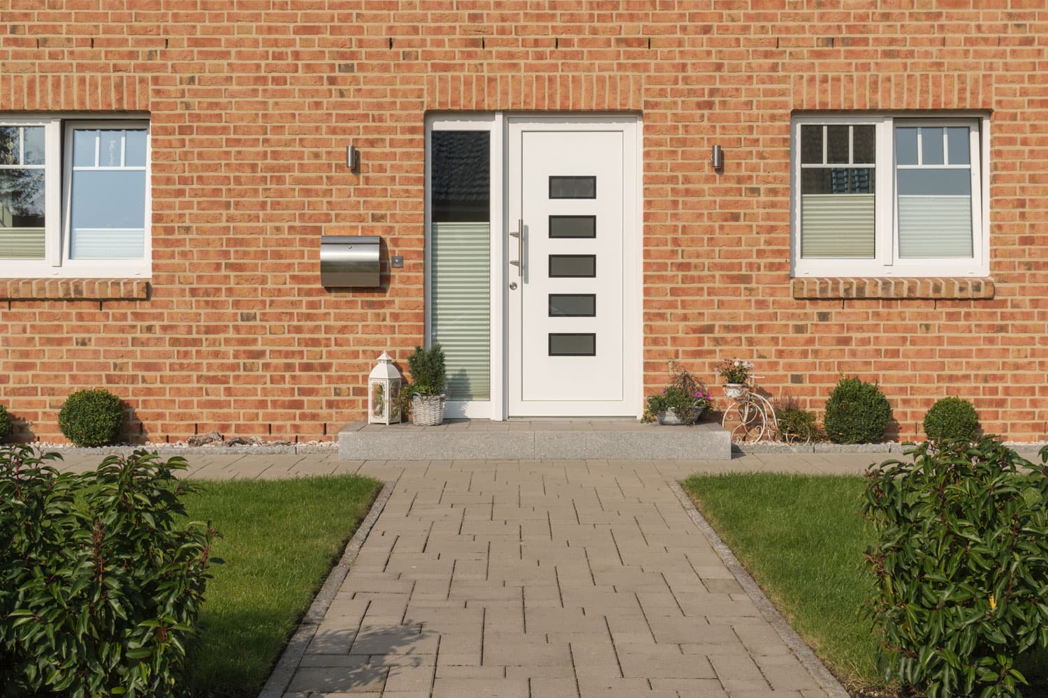 Beneficios de instalar nuestros paneles de aluminio para puertas en Dumbría